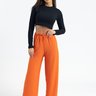 Mulher vestindo calça pantalona laranja