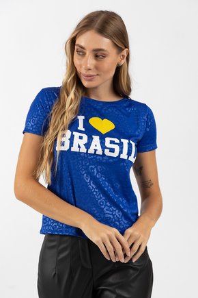 Mulher vestindo blusa do Brasil