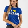 Mulher vestindo blusa do Brasil