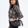 Mulher vestindo blusa de animal print